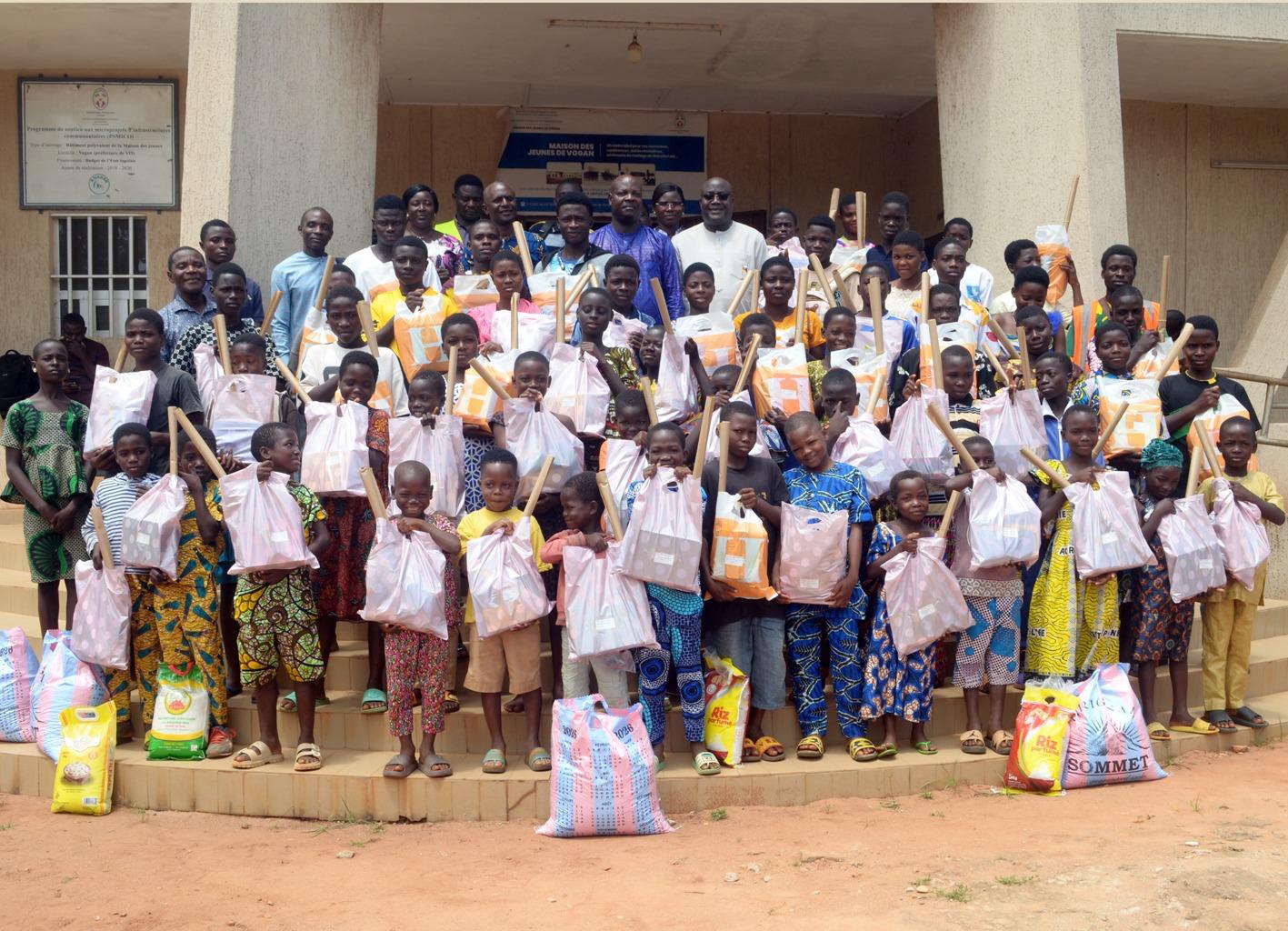 Rentrée scolaire 2026-2027 : L’Association EBEN-EZER « Tout est Grâce » offre des kits scolaires à Vogan