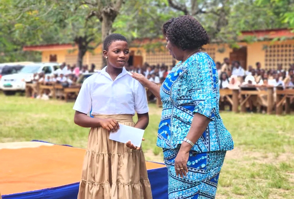 Au Lycée de Kpodji, la ministre Sankaredja-Sinandja a distingué les 30 meilleures filles au BEPC 2026 de la région éducative Plateaux-Ouest