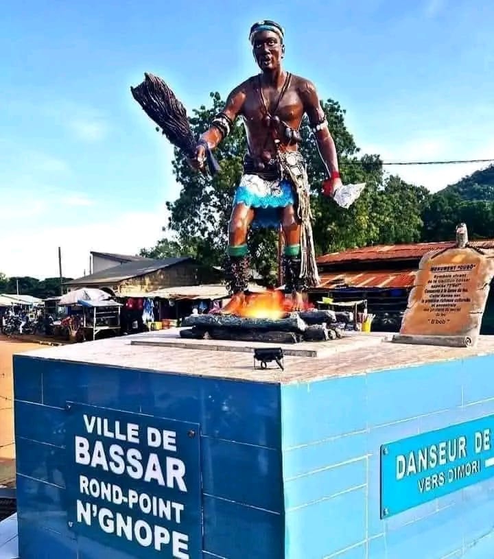 La statue de la danse du feu à Bassar, fruit de l'inspiration créative du Major Gbati Tchedre