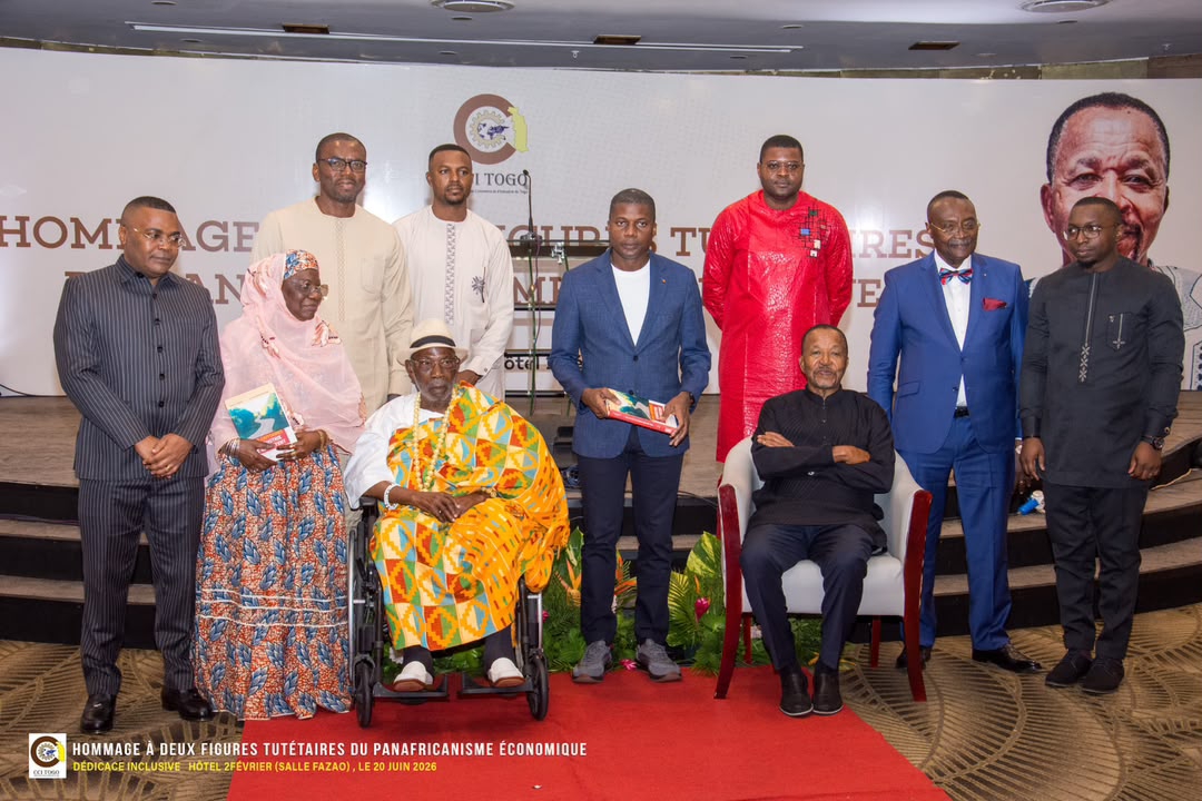 Les distingués Gervais Koffi Djondo (en pagne traditionnel) et Dr Paul Kammogne Fokam, entourés des officiels lors de la soirée de distinction et d'hommage, samedi, à Lomé