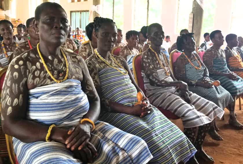 Un groupe folklorique de femmes au lancement...