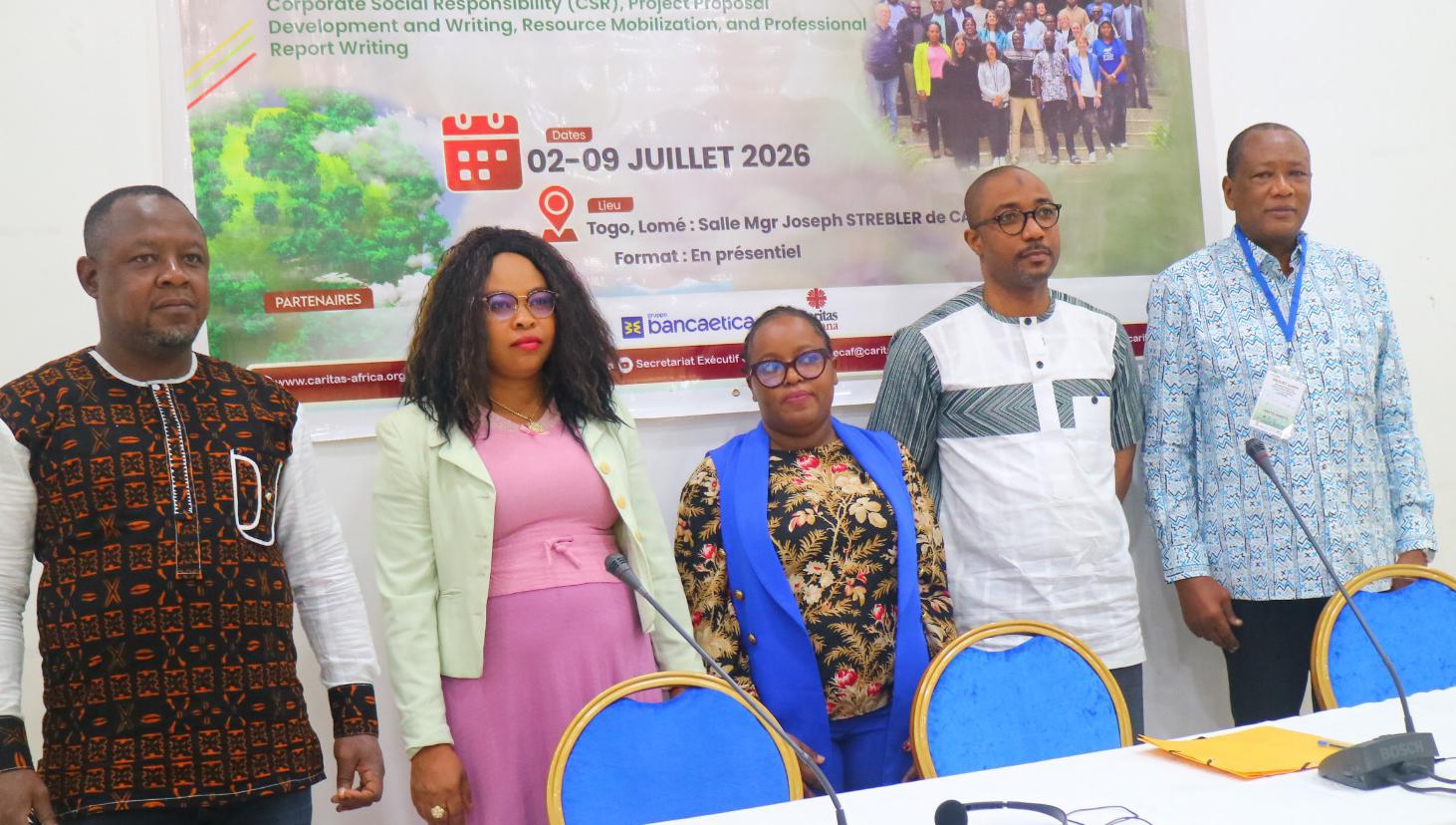 La table d'honneur lors du lancement de la formation. Au milieu, Lucy Esipila, Secrétaire Exécutif régional de CARITAS AFRICA...