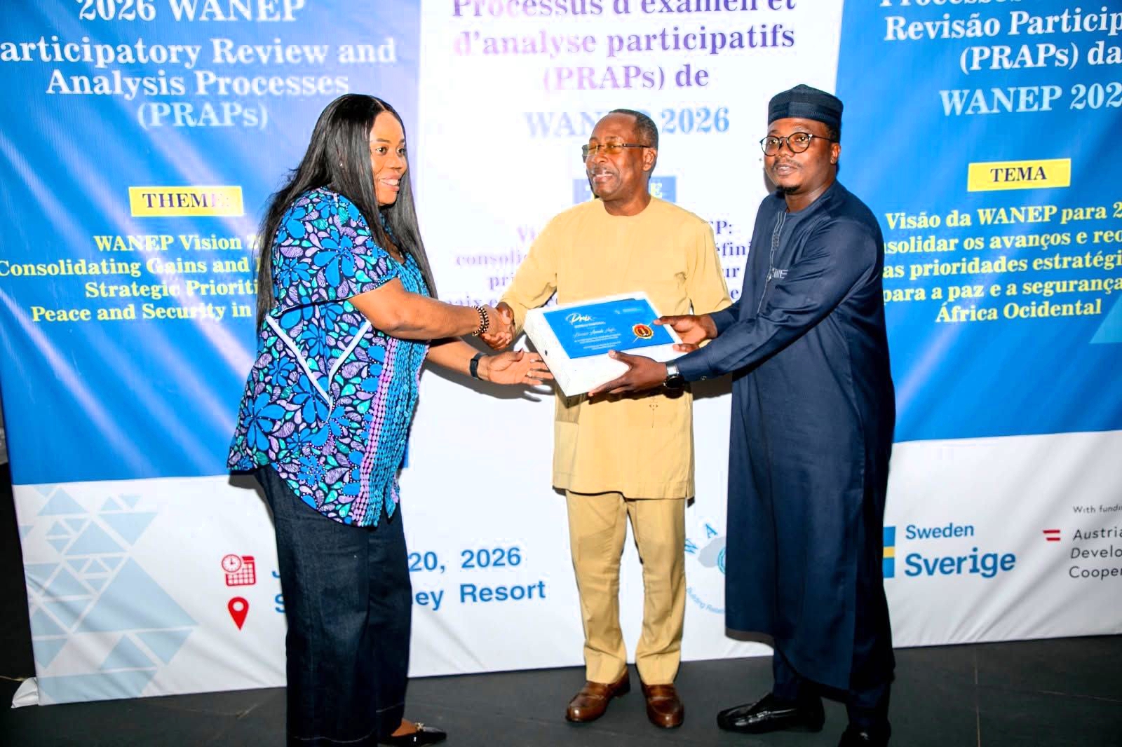 Seyram ADIAKPO, le Coordonnateur national de WANEP-Togo (droite)recevant l'un des Prix