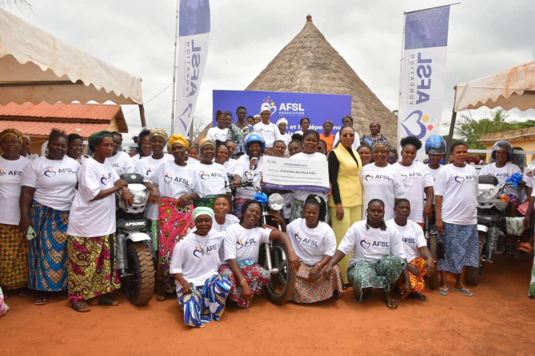 Photo de famille avec des officiels avec les femmes bénéficiaires...