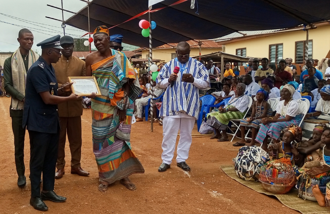 Remise d'attestation de reconnaissance à une bonne volonté pour sa contribution au développement intégral su village...