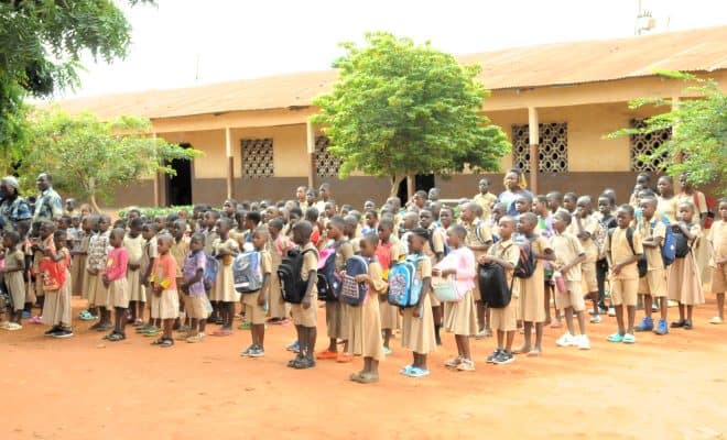 Les élèves du primaire, sur une cours d'école (Image d'illustration)
