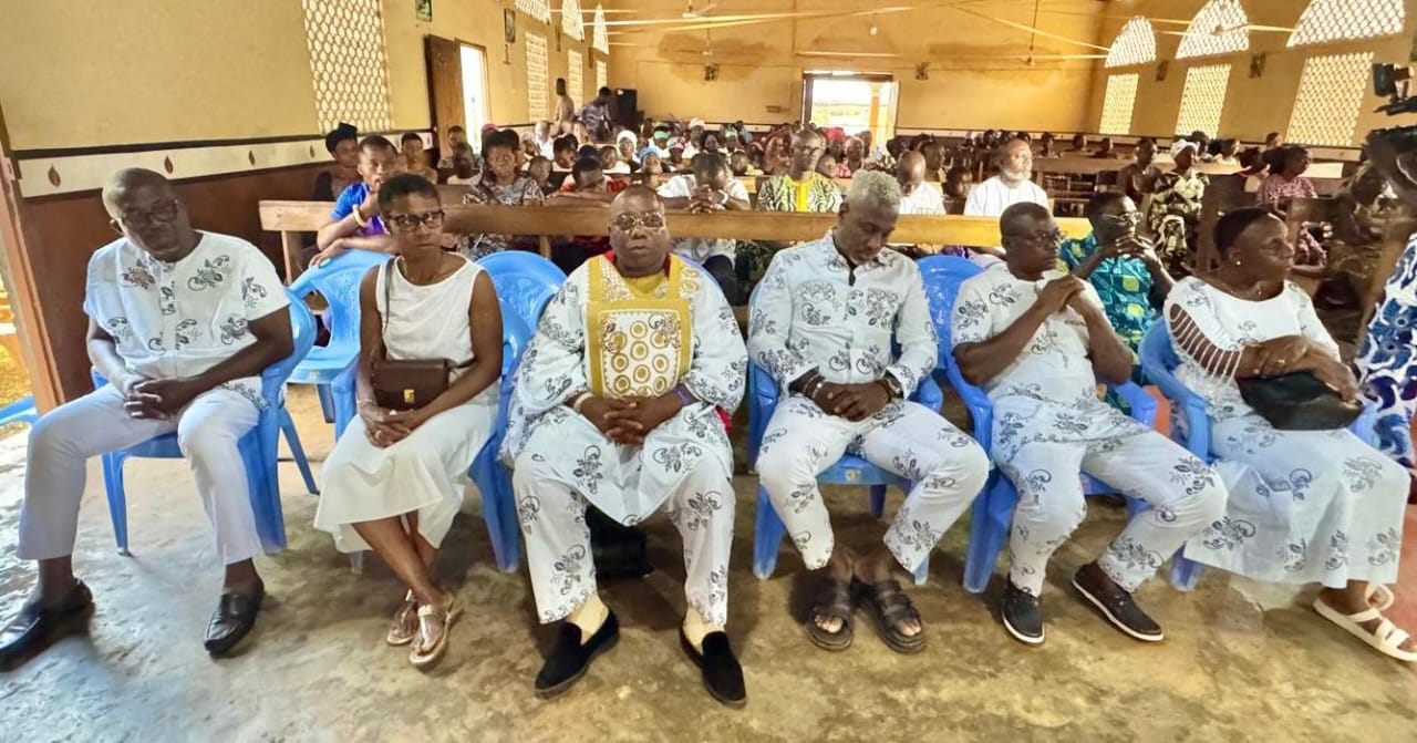 Vue partielle de la famille éplorée, samedi, lors de la messe d'enterrement en la Paroisse Christ Roi de Yéviépé
