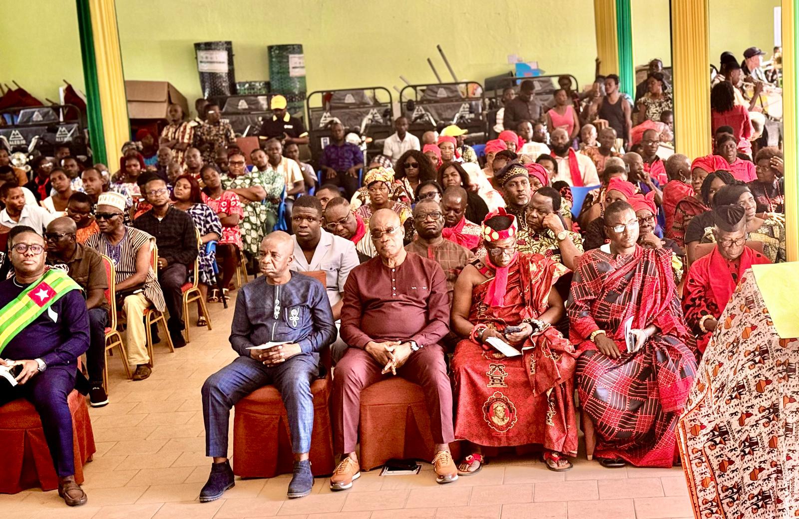 Vue partielle des autorités préfectorale, municipale et coutumière lors de la cérémonie d'hommages officiels à la Mairie de Kpalimé
