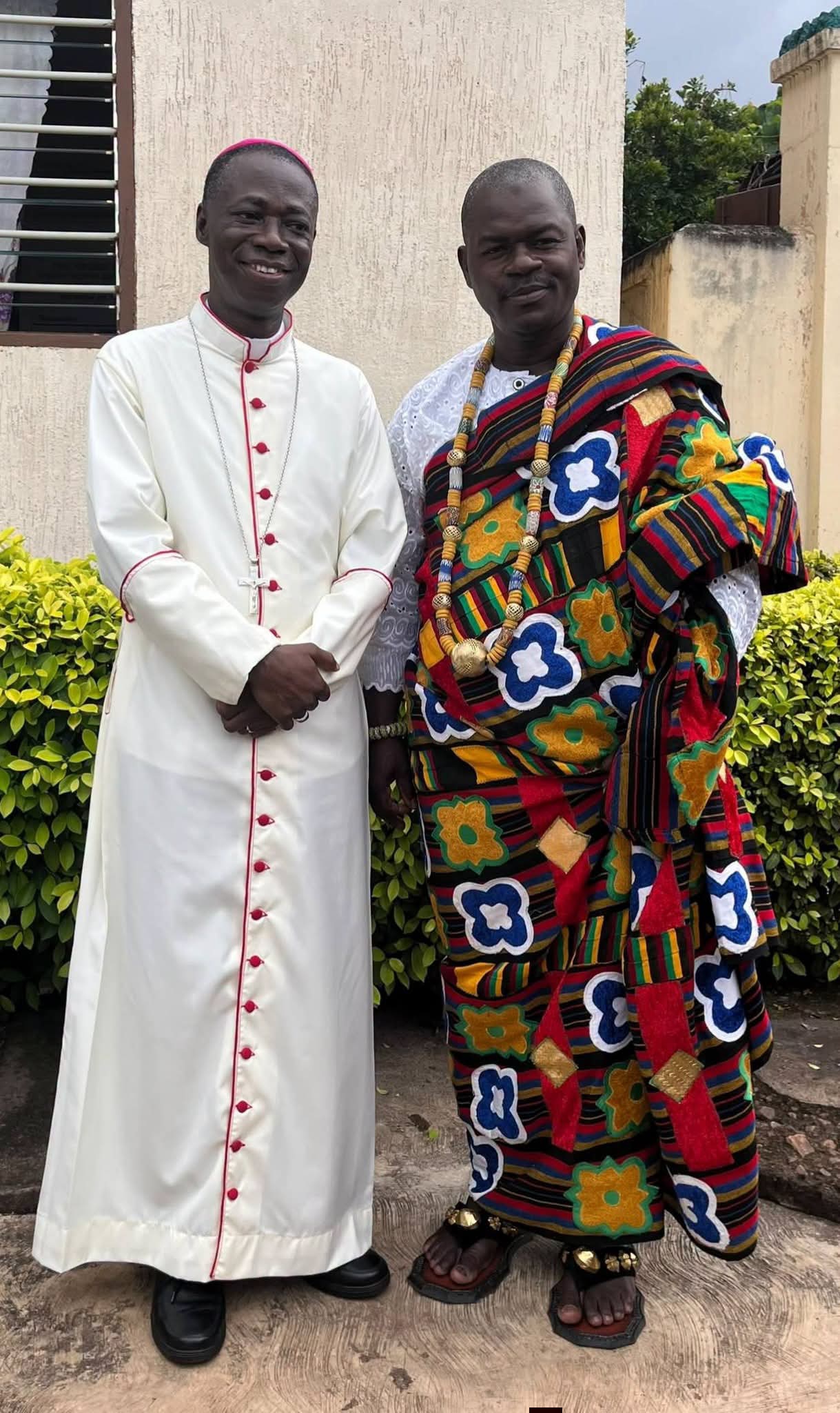 Mgr AMEKUSE et Sa Majesté Togbui APETOR Hon