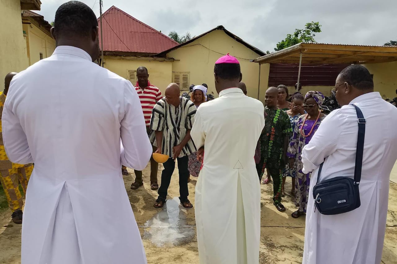 Mgr AMEKUSE et sa suite recevant la libation des notables, à leur arrivée au Palais Royal de Kaplimé...
