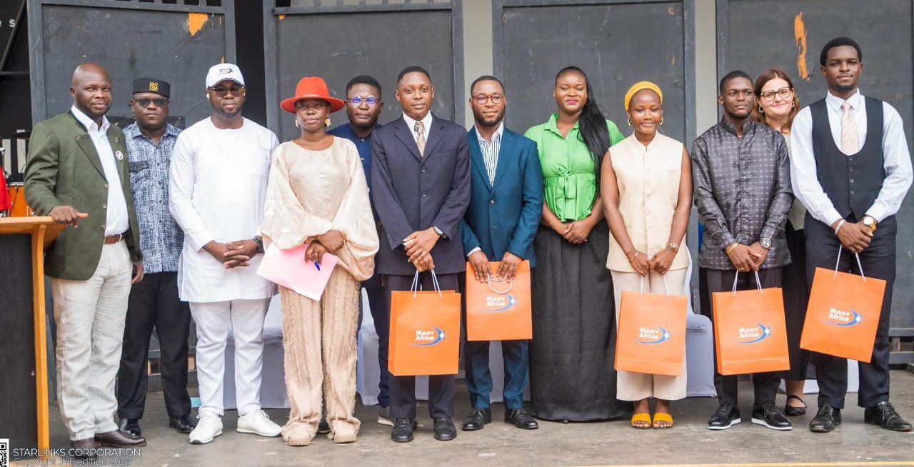 Photo de famille des lauréats du concours d'éloquence MOTS'VIFS, avec les membres du Comité d'organisation...