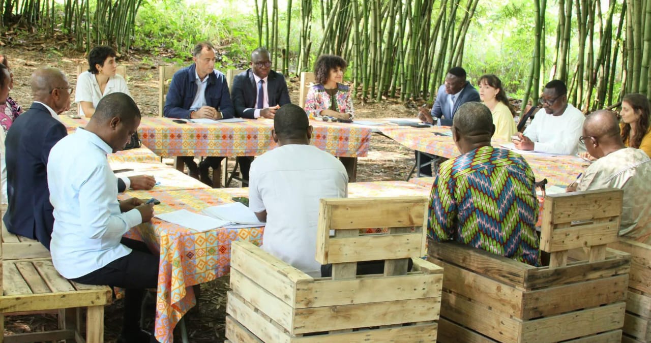 Vu partielle des deux délégations, en pleins travaux à Kpalimé
